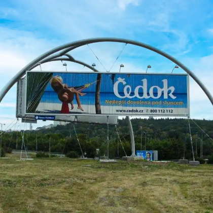 戶外街頭定制廣告板三面廣告牌