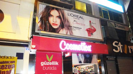 大型垂直三面廣告牌