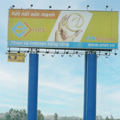 桿支撐大尺寸三面立體廣告牌結(jié)構(gòu)